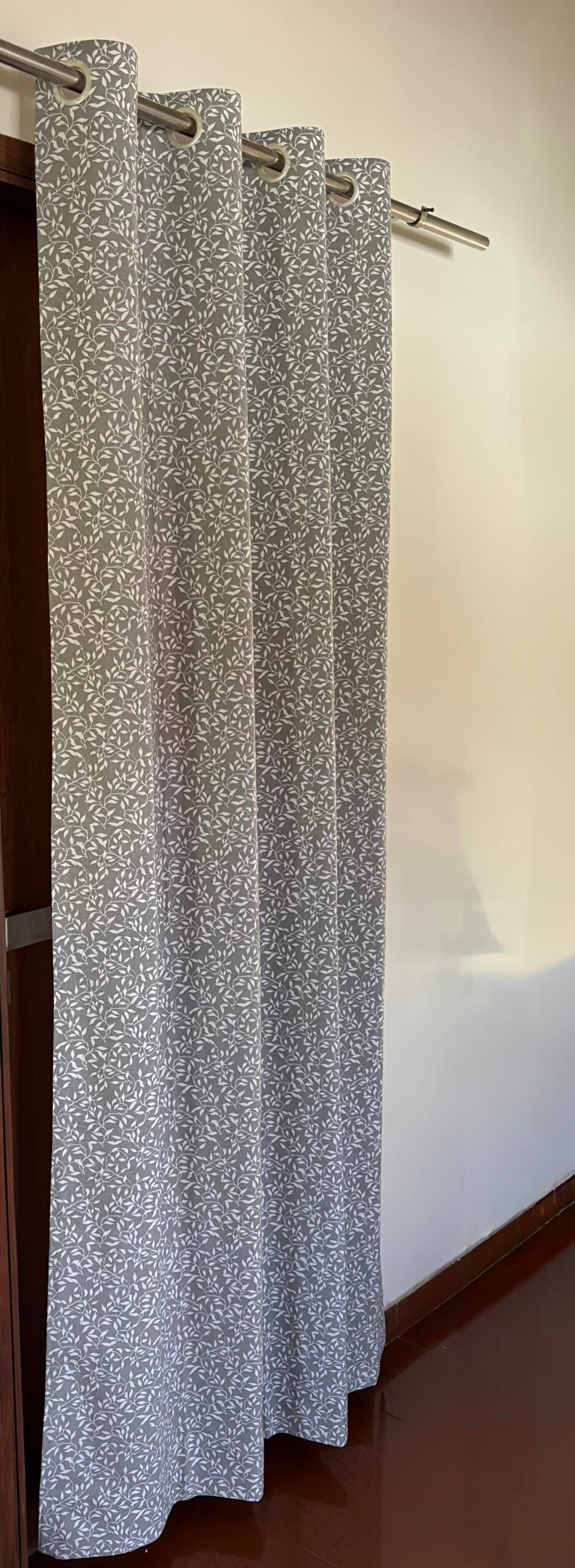 GREY LEAF VINE CURTAIN